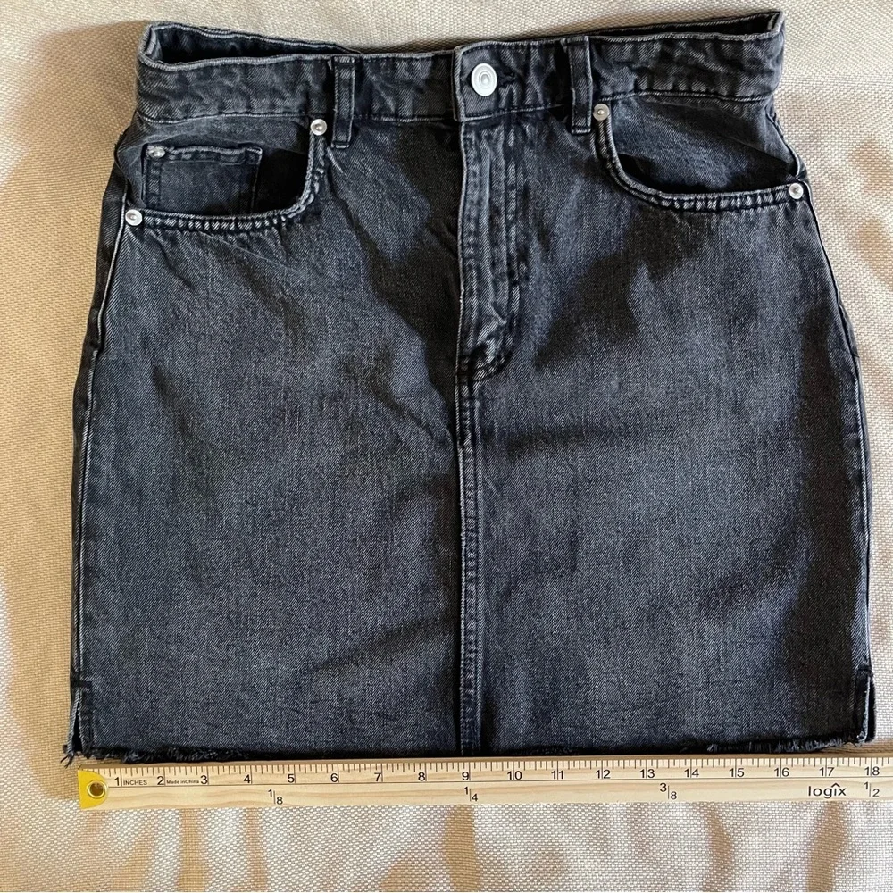 H&M Black Denim Mini Skirt Sz 6 - Raw Hem Grunge Style High Waisted